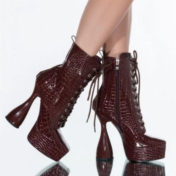 AZALEA WANG Shoes - AZALEA WANG CHUNKY FAUX PATENT LEATHER BOOTIE IN BROWN SIZE 9